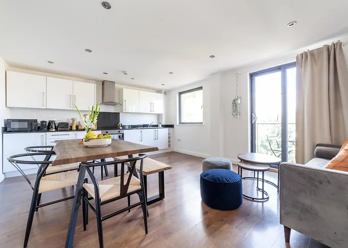Modern 3 Bed & 3 Bathrooms Flat, Hackney Downs