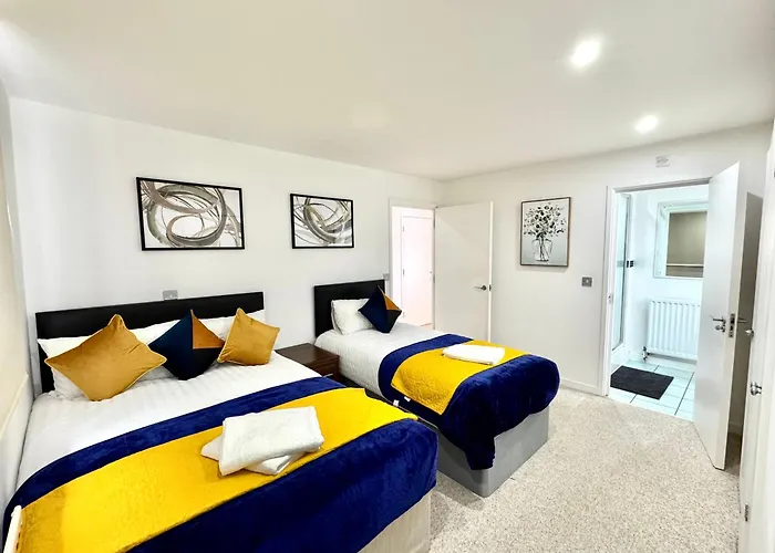 2 Bed, 2 Bath, Ground Floor Whole Apartment With Parking, Near Central London & Stratford, Close To Station, Zone 2