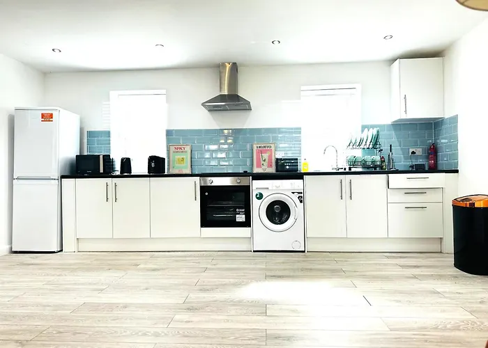 Home Away From Home 2 Bedroom Flat 5 Minutes Walk To Alexander Palace Station 15 Min Via Tube To Central London With Free Parking