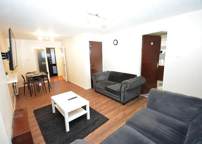 Spacious 3 Bedroom House In Beckton London