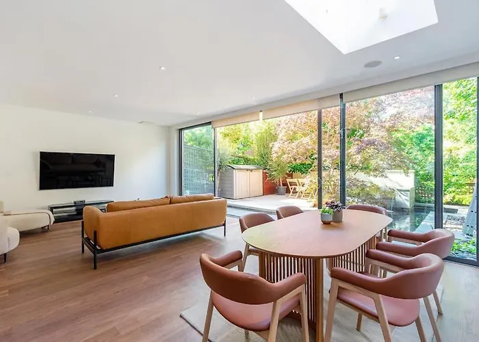 Stunning 4 Bedroom Home In Holland Park