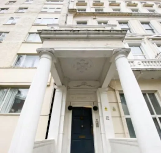 Compact Flat Close To Hyde Park