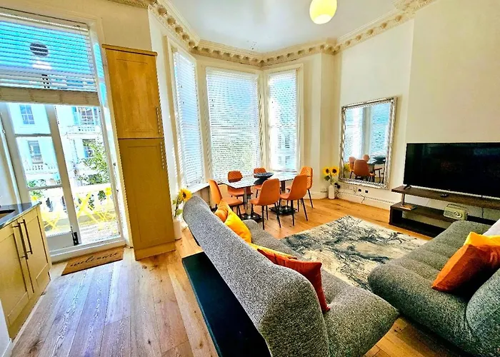Charming Home With Private Balcony, On 1St Floor, With 2 Bathrooms, 3 Min Walk To Earl\'S Court Station