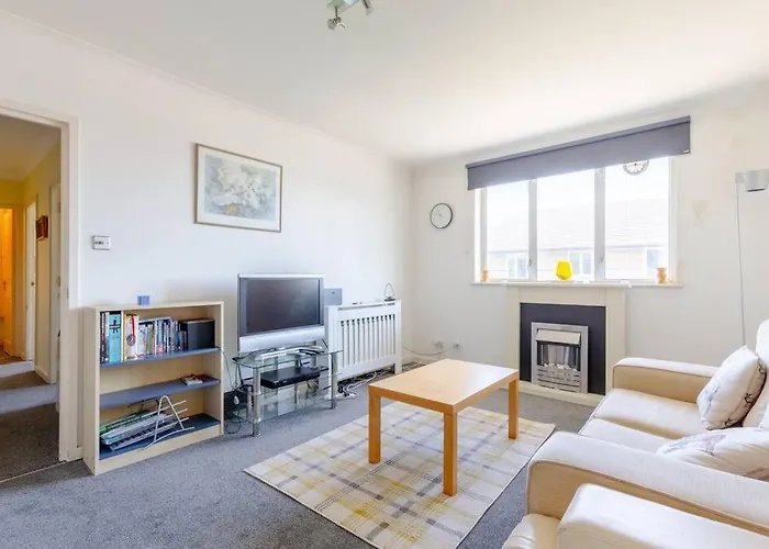 Homely 1 Bedroom Apartment In Beckton With Parking