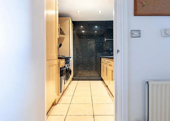Beautiful 3 Bedroom Flat In Scott Ellis Gardens