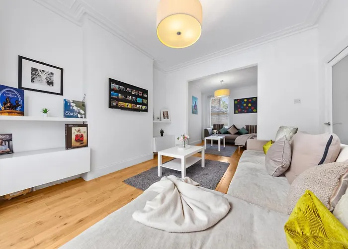 Luxury 4-Bedroom Modern Flat In Central London Steps From Station, Sleeps 9 In Style!