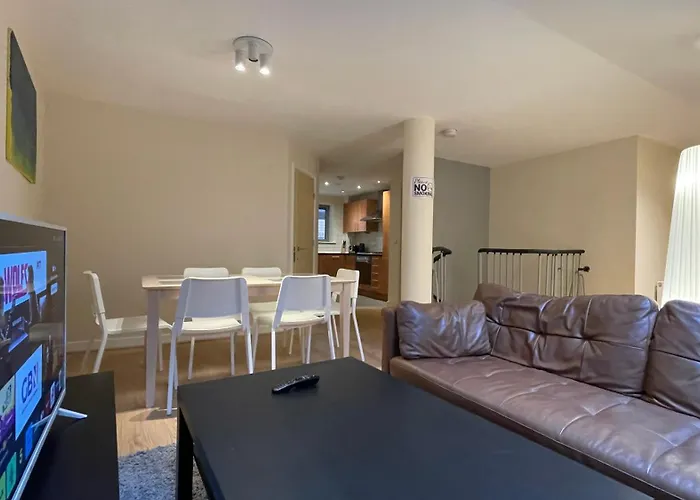 4- Bedroom , 1 Living Room Flat Near Emirates Stadium