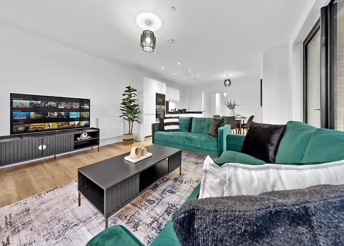 Luxury 3 Bed Apartment With Balcony
