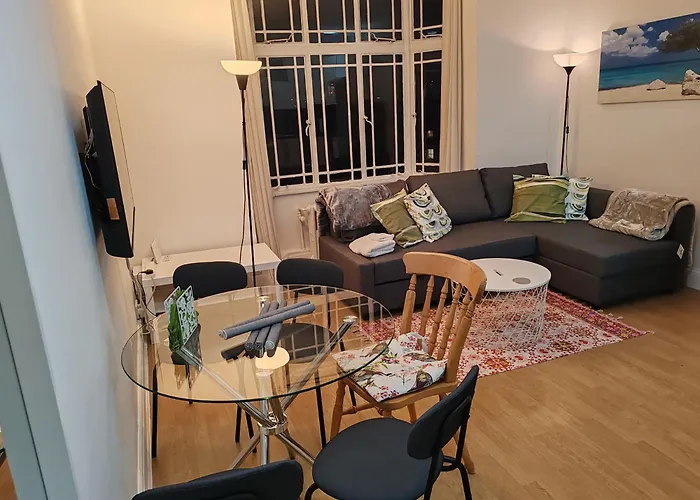 Two Bedroom Apartment In Queensway, London W2,