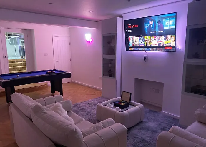 Stylish 2-Bedroom Getaway In The Heart Of Chelsea