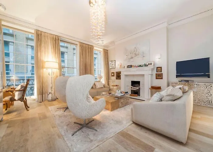 Luxurious Apartment Trafalgar Square