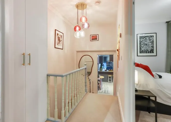 Modern Double Bedroom In City Apartment Room 2