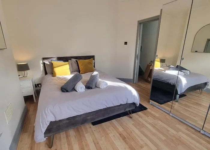 Chic Double Room, 20 Mins To London, Supermarkets, Shops, Bars, Metro Few Mins Walk