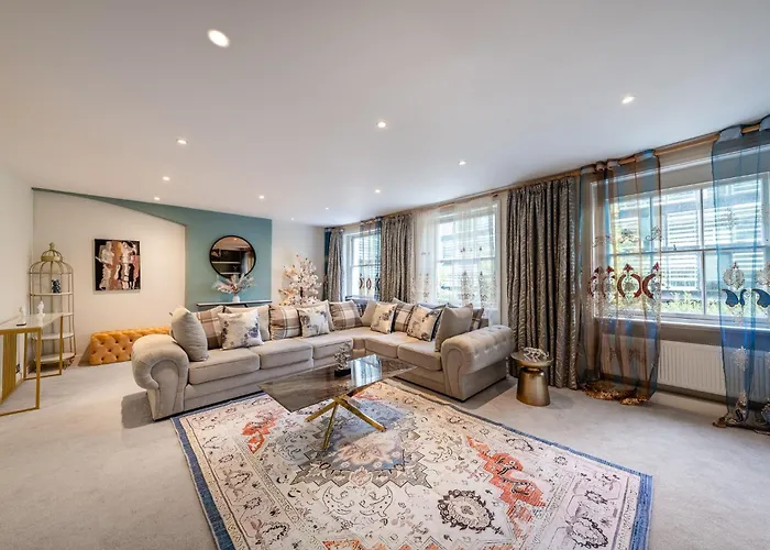 Huge 200Sqm Luxury 3-Bedroom Mews Villa