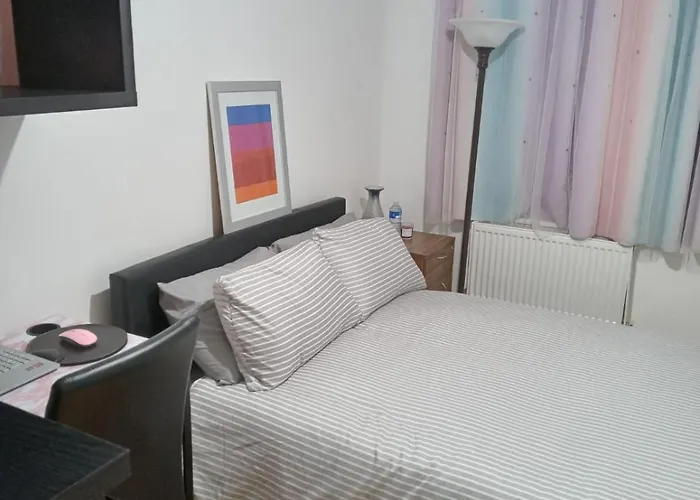 Exclusive Luxurious Double Bedroom In A Beautiful Shared Flat Close To Transit & Grocery Stores