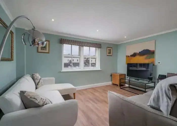 Modern Luxury Apartment, Sleeps Five, Barons Court