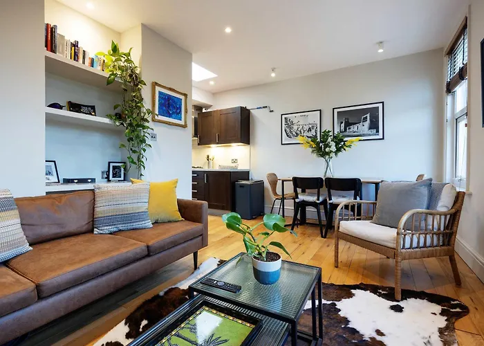 Veeve - The Fulham Palace Parkside Apartment