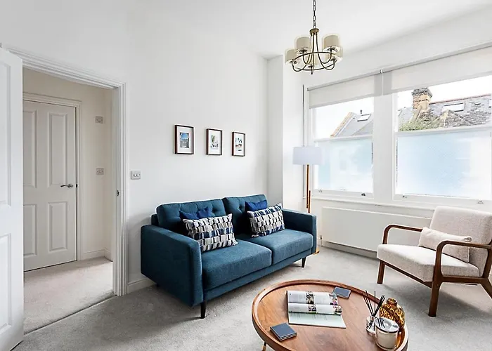 Chic 2-Bed Flat In Leafy Clapham South