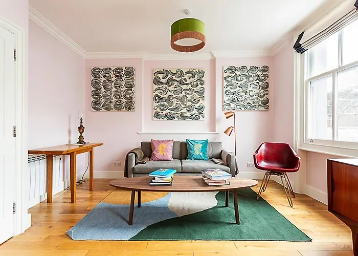 Chic Gunter Grove Flat - London Retreat