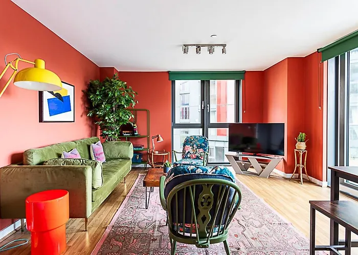 Vibrant And Modern Apartment With Canal Views
