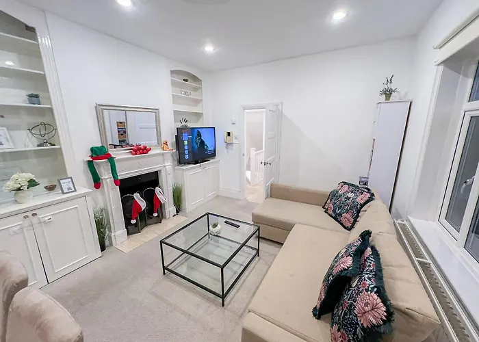 Lovely 3 Bedroom Maisonette With Private Roof Terrace In Hammersmith