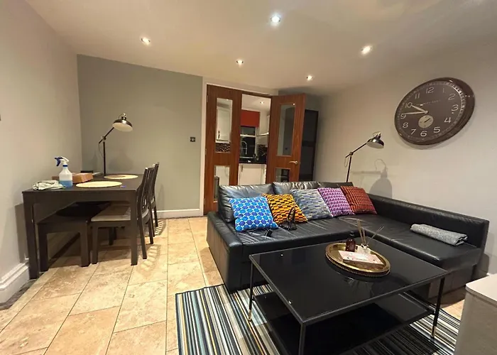 Clifton - Luxury 1 Bed Flat - 1 Min Walk To Tube