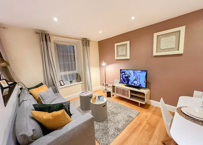 Chic 2-Bedroom Flat With Free Wi-Fi Few Steps From The Oval