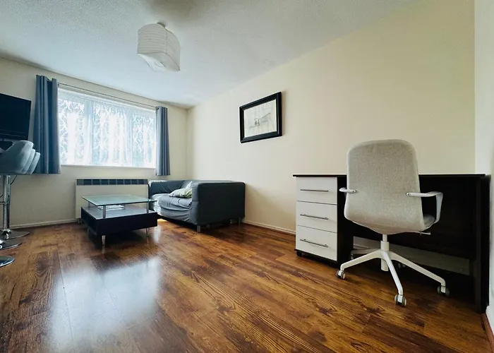 Self Contained 1 Bed Flat Next To Transport For Canary Wharf And Excel, O2 With Free Parking