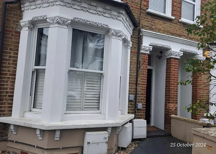 Charming Tooting Hideaway Garden, Resident Parking, Near Tooting Hospital