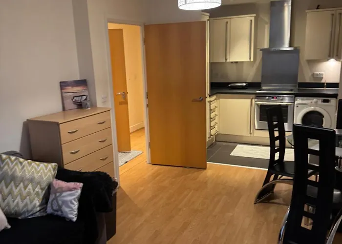 1- Bed Flat With Easy Access To Bow Station