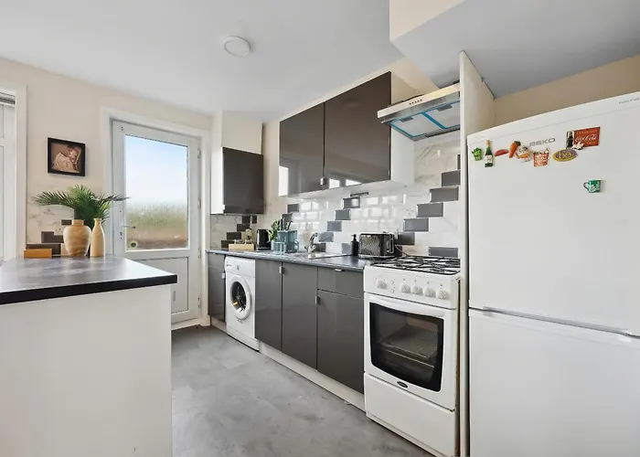 Vichy - Edgware Way 2 Bed Modern Apartment