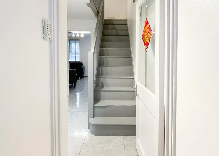 Beautiful 2 Large Bedroom House In London Zone 2