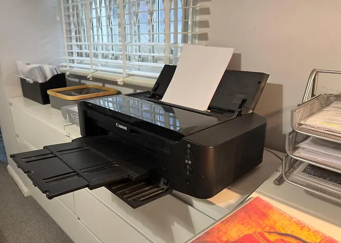 Stunning Ground Floor Garden Apartment - Entire Apartment, Centrally Located, With Free Off Road Parking By Flat & Wiffi, Beautifully Secluded, 3 Mins From All Amenities