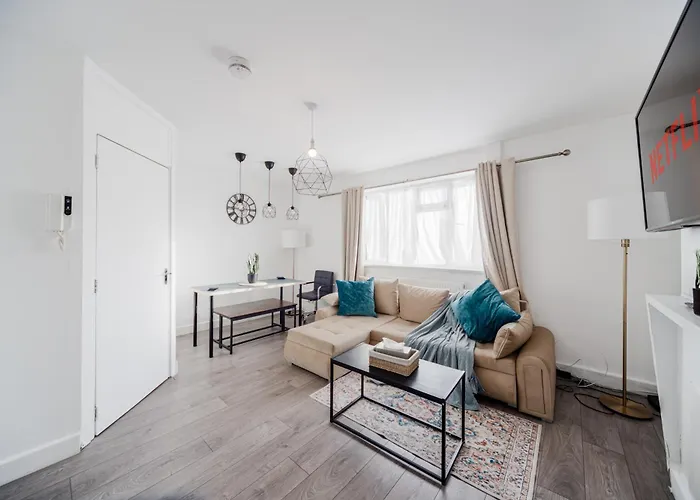 3 Bedroom Flat In Greater London