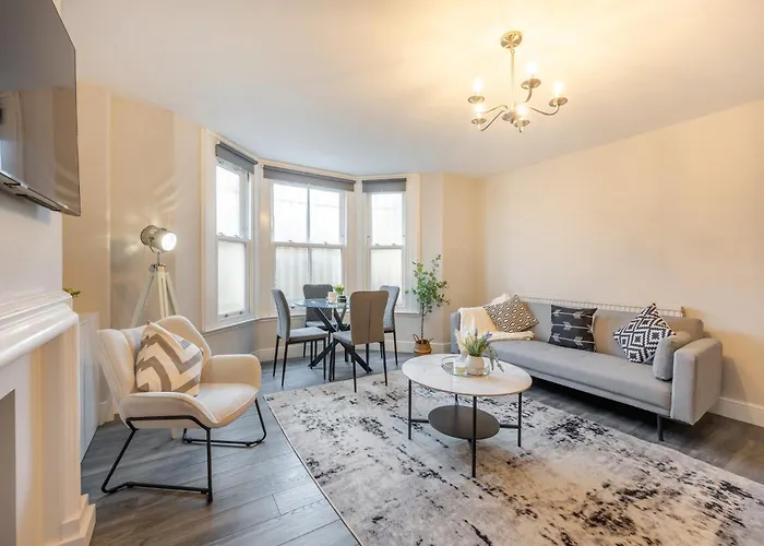 Kensington - Two Bedroom Central London Apartment With Garden
