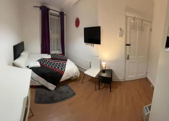 Beautiful Private Double Room In A Shared 3-Bedroom Apartment Minutes Walk From Bethnal Green