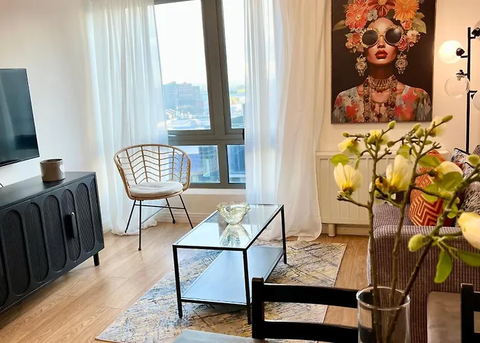 Spacious One Bedroom Flat Opposite Station