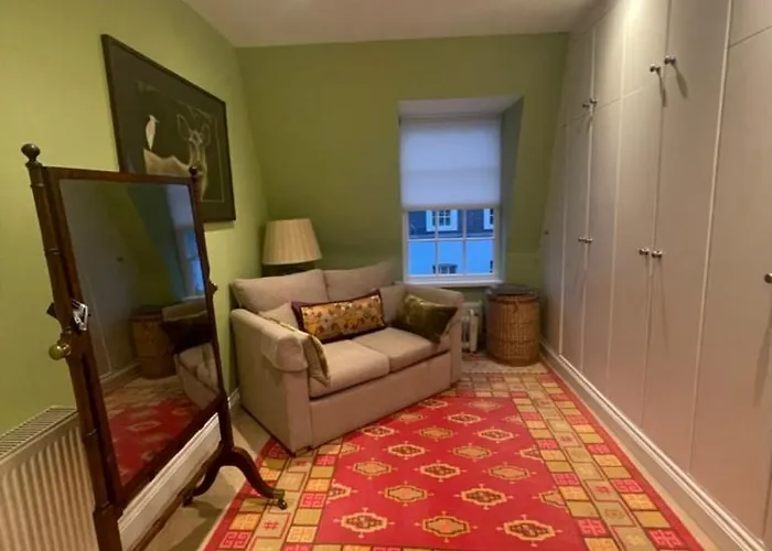 Regal Haven 4 Bed Home Near Buckingham Palace