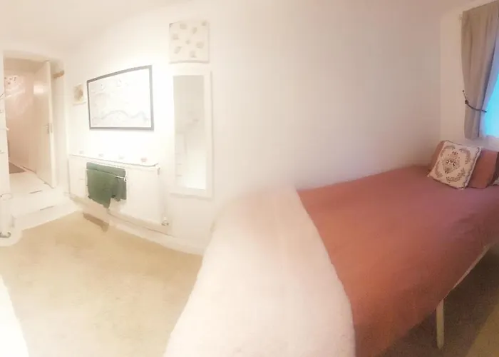 Centrel To London Single Bed Room Quiet Home With Host And Breakfast