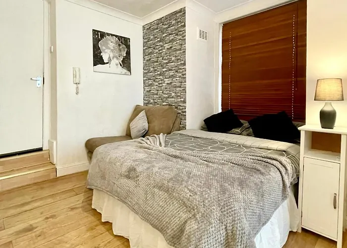 A Ground Floor Studio Flat With Garden