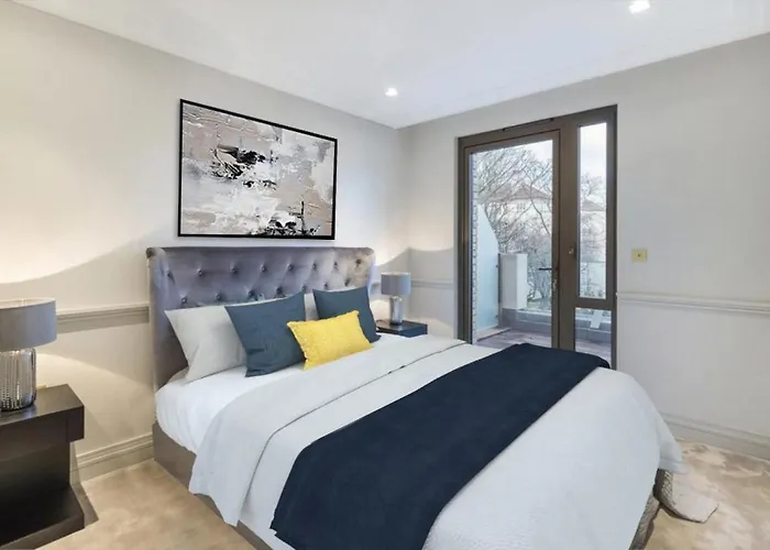 Hammersmith Apartment, Breakfast