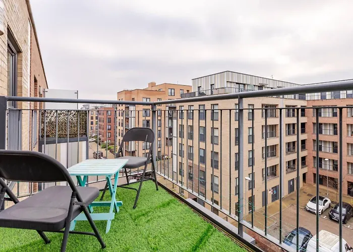 Modern 2 Bed Flat With Balcony, Easy London Access