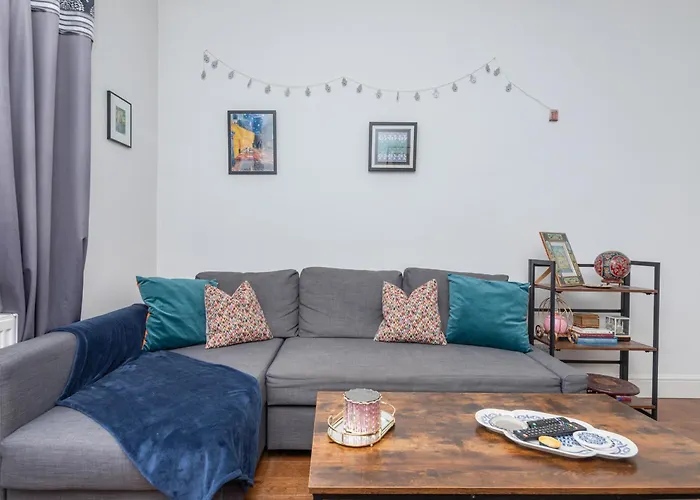 2-Bed Apartment Steps From Muswell Hill