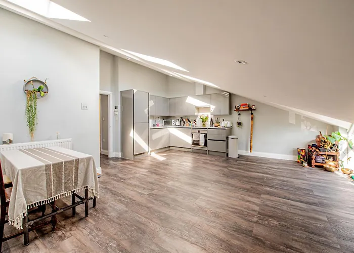 Peaceful 2-Bed Flat In London