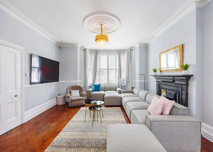 6 Bedroom West London Home, Acton, Free Parking , Pool Table , 75 Inch Tv, Sleeps 11 Offers