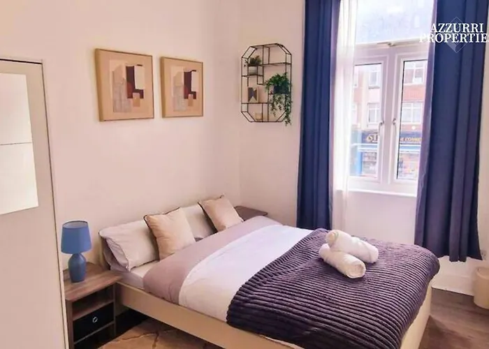 Cosy 2 Bedroom Flat Only 5 Minutes Walk To Canning Town Tube Station