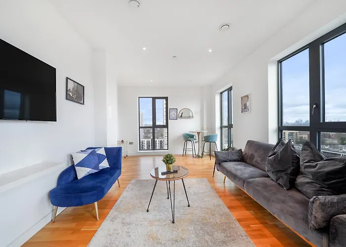 Chic 3-Bedroom Flat With Private Balcony In Battersea