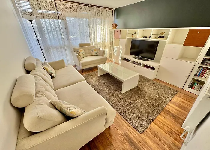 Sleek & Bright Balcony Flat Perfect Escape London