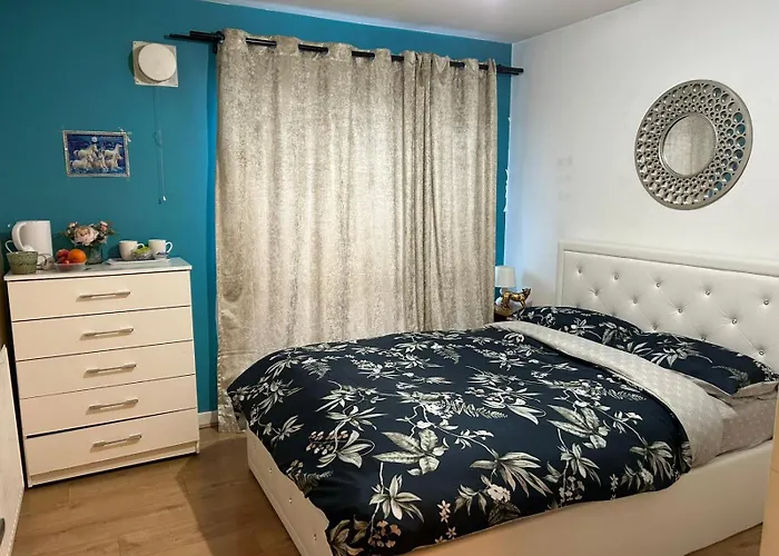 Beautiful 1 Bedroom Ground Floor With Shared Bathroom