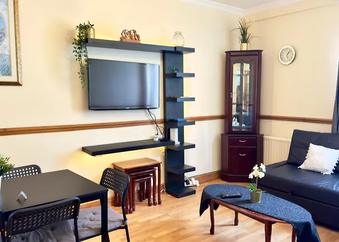 The Queens Palace 1 Bedroom Apartment Central London By Wild
